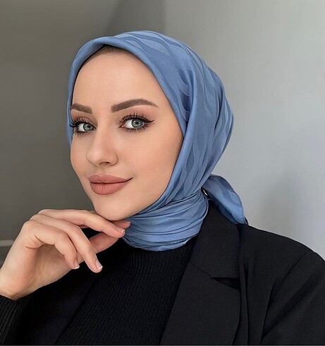 Açık mavi eşarp