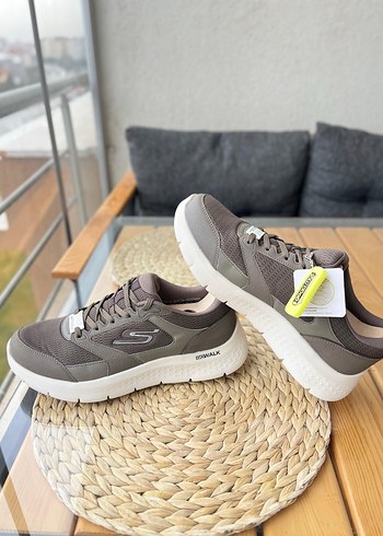 Skechers 42.5