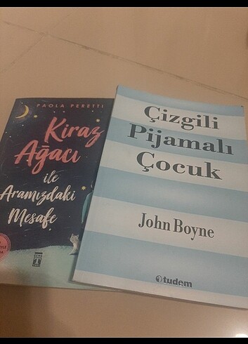 Çizgili pijamalı çocuk