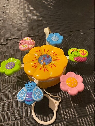 Fisher Price Kutulu askılı ipli çiçek müzik kutusu
