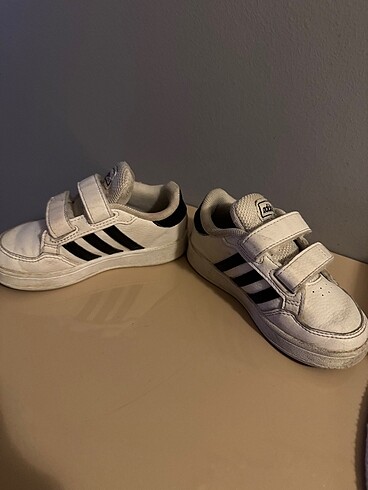 23 Beden beyaz Renk Adidas çocuk ayakkabı