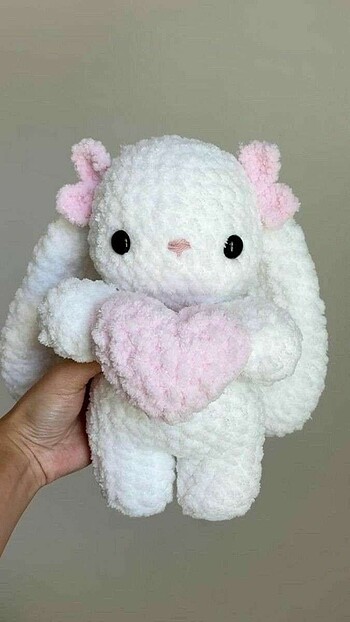 peluş kucağı kalpli tavşan