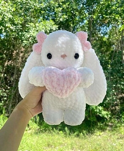 Diğer peluş kucağı kalpli tavşan