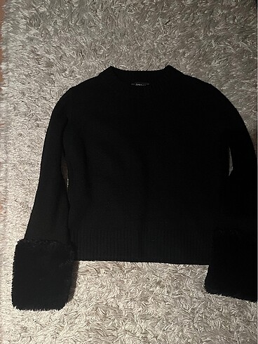 Zara kolları kürk detaylı kısa kazak