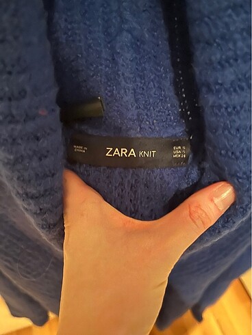 Zara Zara marka geniş kesimli boğazlı kazak.