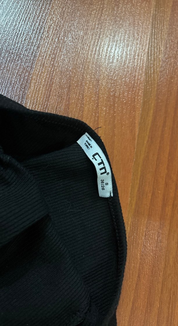 Siyah V Yaka Büzgülü Crop Top - Görsel 3