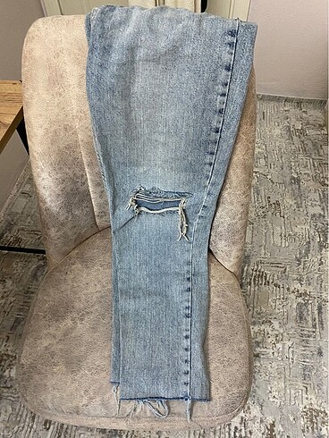 Trendyol & Milla Eskitilmiş model yırtık detaylı jean