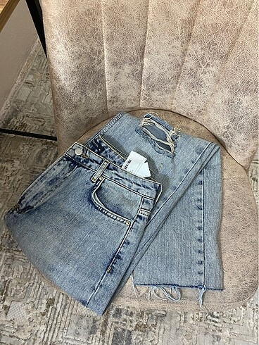 Eskitilmiş model yırtık detaylı jean