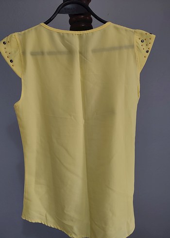 Omuzları zımbalı bluz - Görsel 2