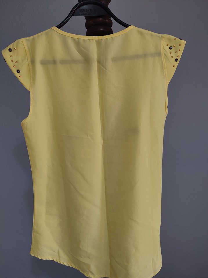 Omuzları zımbalı bluz - Görsel 2