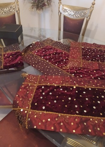 Bordo İşlemeli Parlak Masa Örtüsü - Görsel 2