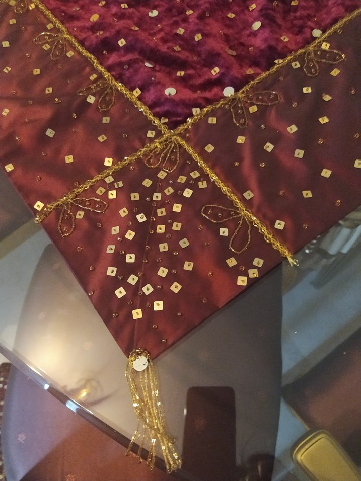 Bordo İşlemeli Parlak Masa Örtüsü - Görsel 5