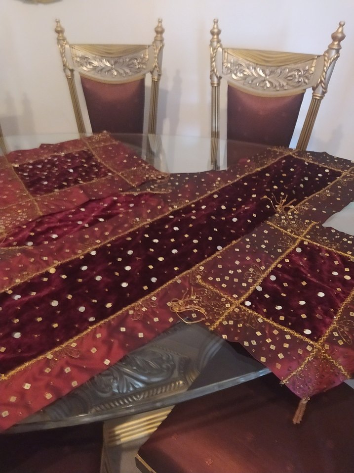 Bordo İşlemeli Parlak Masa Örtüsü - Görsel 3