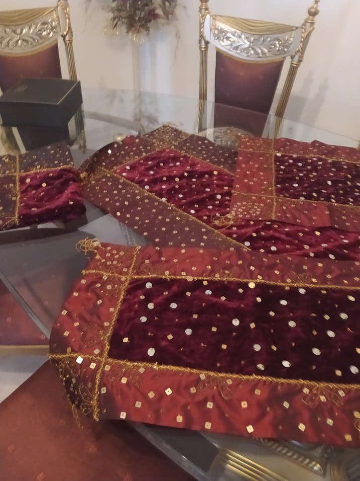 Bordo İşlemeli Parlak Masa Örtüsü - Görsel 2