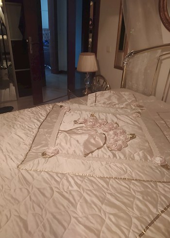Nakışlı Parlak Beyaz Yatak Örtüsü - Görsel 3