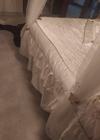 Nakışlı Parlak Beyaz Yatak Örtüsü - Görsel 2