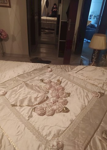 Nakışlı Parlak Beyaz Yatak Örtüsü - Görsel 4