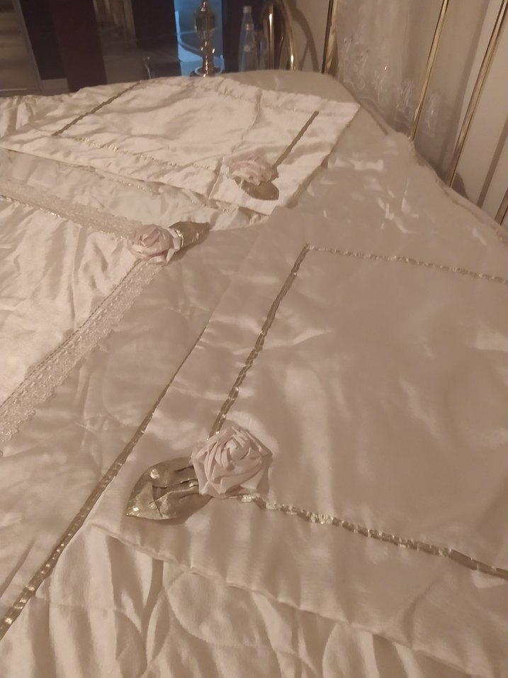 Nakışlı Parlak Beyaz Yatak Örtüsü - Görsel 5