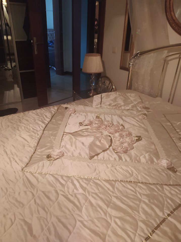 Nakışlı Parlak Beyaz Yatak Örtüsü - Görsel 3