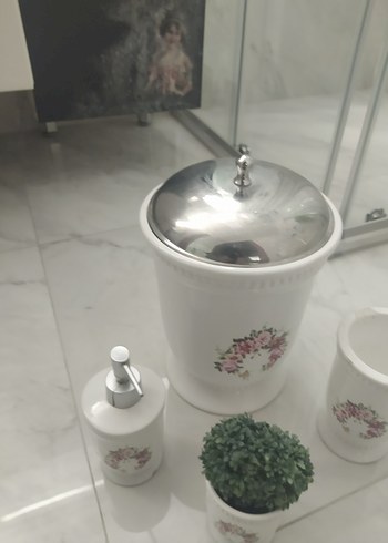 Beyaz Çiçek Desenli Banyo Seti - Görsel 2