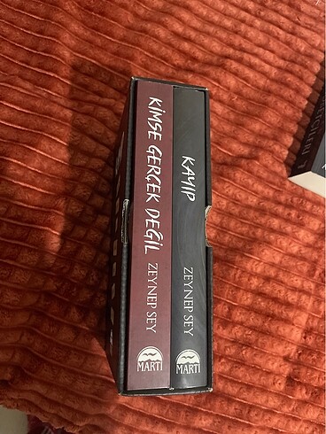 Kimse gerçek değil set