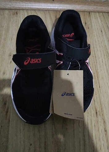Asics spor ayakkabı etiketli