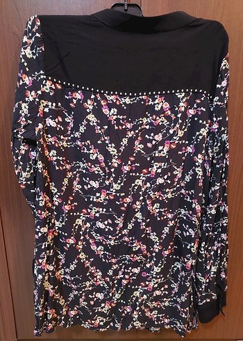 Çiçek Desenli V Yaka Düğmeli  Bluzu - Görsel 4