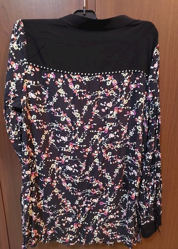 Çiçek Desenli V Yaka Düğmeli  Bluzu - Görsel 3