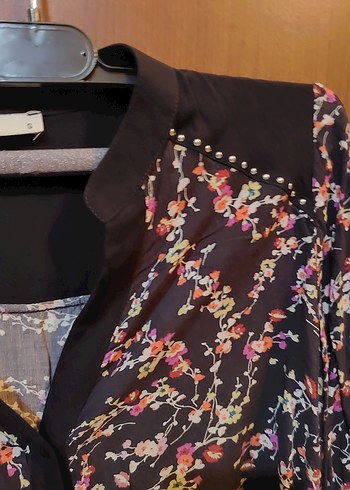 Çiçek Desenli V Yaka Düğmeli  Bluzu - Görsel 2