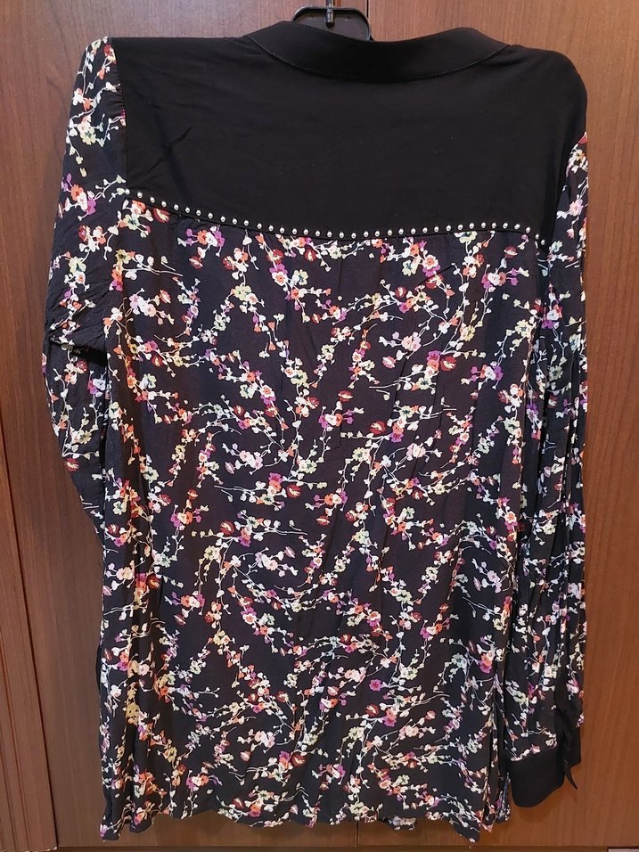 Çiçek Desenli V Yaka Düğmeli  Bluzu - Görsel 4