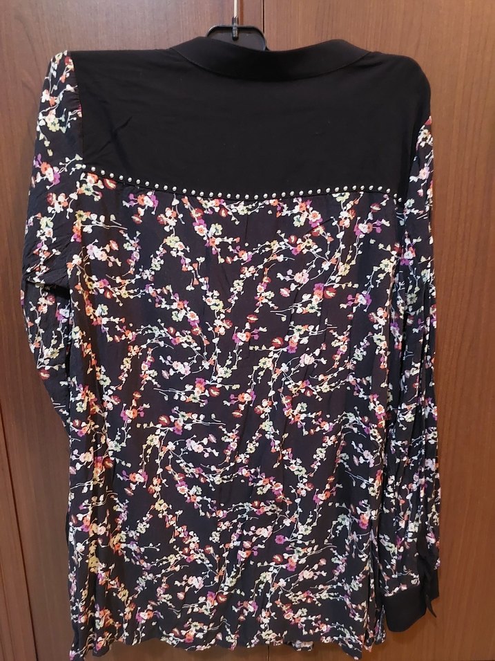 Çiçek Desenli V Yaka Düğmeli  Bluzu - Görsel 3