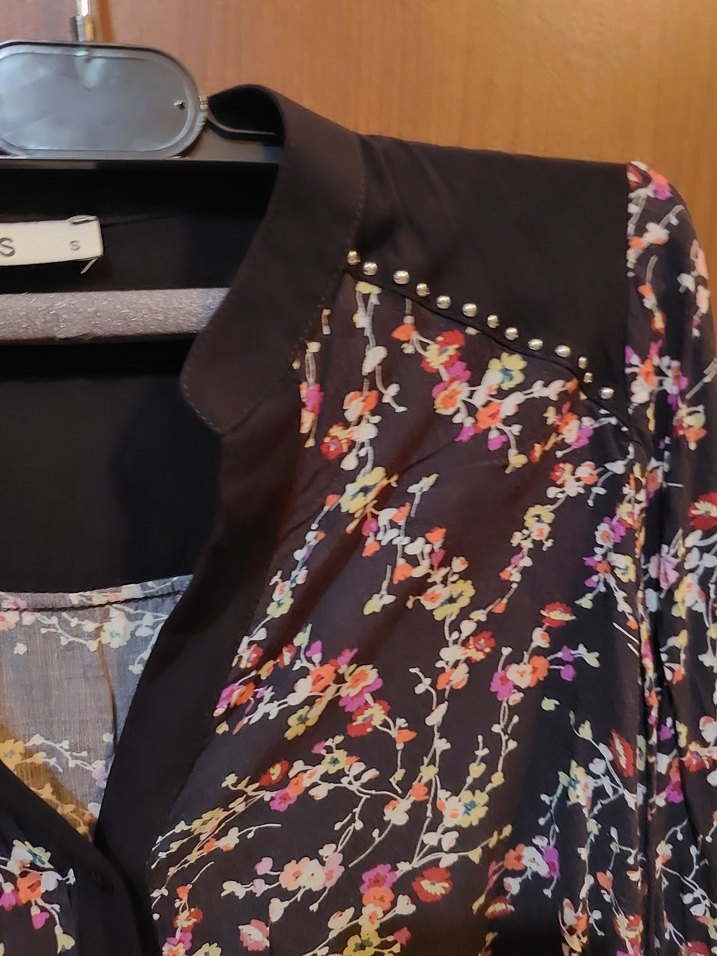 Çiçek Desenli V Yaka Düğmeli  Bluzu - Görsel 2