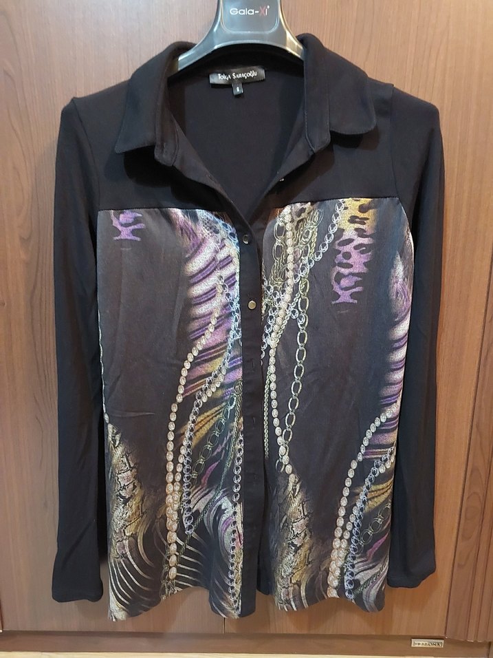 Zincir Detaylı Uzun Kollu Siyah Batik Bluz tolga saraçoğlu - Görsel 2
