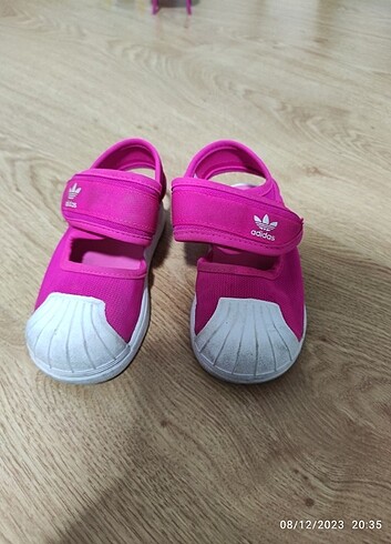 23 Beden Adidas pembe sandalet