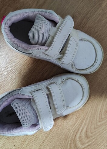 25 Beden beyaz Renk Nike spor ayakkabi