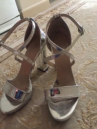 Bershka Gümüş renk topuklu ayakkabı