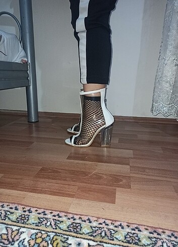 Beyaz şık şeffaf topuklu bot ayakkabı 