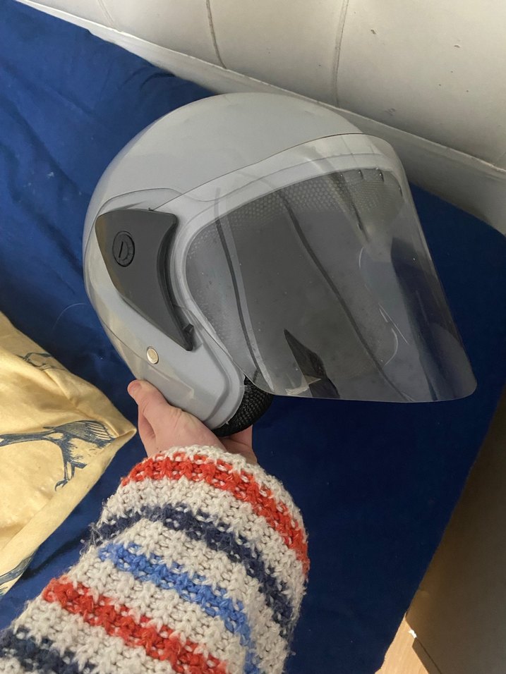 Gri Minimalist Motosiklet Kaskı Velcro - Görsel 4