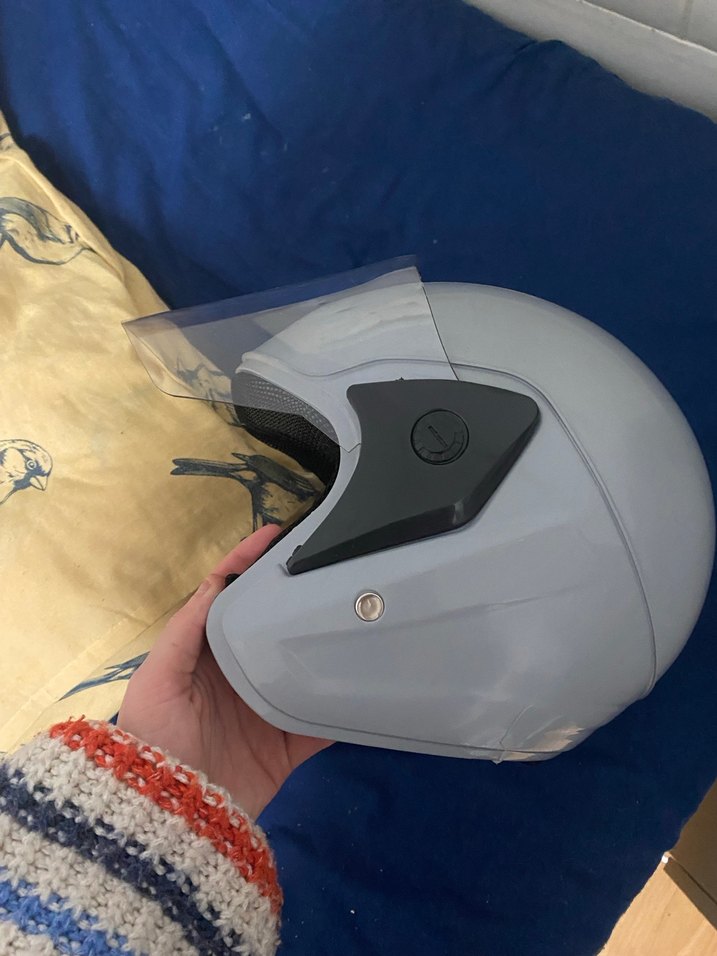 Gri Minimalist Motosiklet Kaskı Velcro - Görsel 3