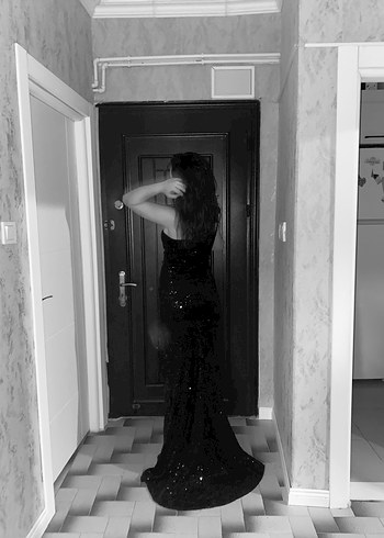 Siyah yırtmaçlı payetli abiye - Görsel 3