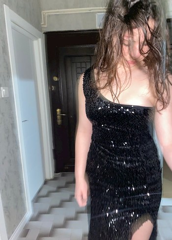 Siyah yırtmaçlı payetli abiye - Görsel 4