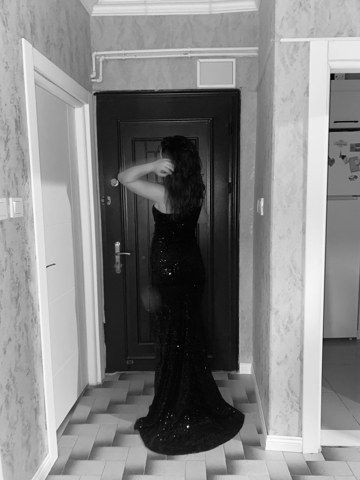 Siyah yırtmaçlı payetli abiye - Görsel 3