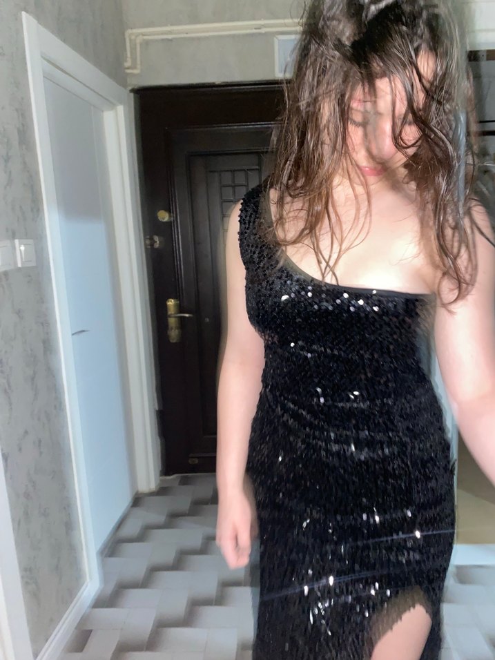 Siyah yırtmaçlı payetli abiye - Görsel 4