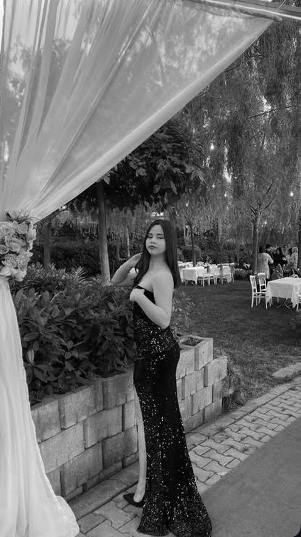 Siyah yırtmaçlı payetli abiye - Görsel 2