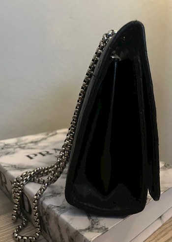 Zincir Detaylı Yılan Desenli Siyah Deri Çanta - Görsel 2