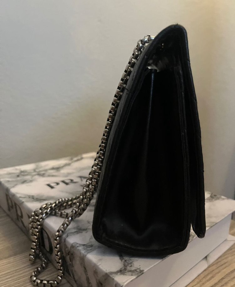 Zincir Detaylı Yılan Desenli Siyah Deri Çanta - Görsel 2