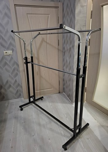 Ayarlanabilir Siyah Metal Kıyafet Askısı