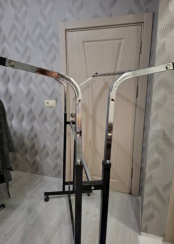 Diğer Ayarlanabilir Siyah Metal Kıyafet Askısı