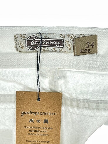 34 Beden beyaz Renk Stradivarius Mini Şort %70 İndirimli.