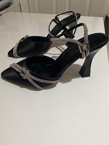 Zara Siyah Stiletto Taşlı Saten Ayakkabı